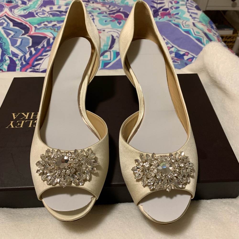 Badgley Mischka Ivory Macie Satin Pumps